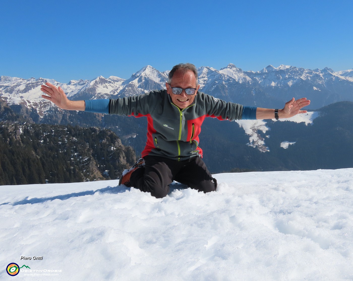 01 Dalle nevi dei Piani dell'Avaro le mie  amate Orobie baciate dal aole ! .JPG